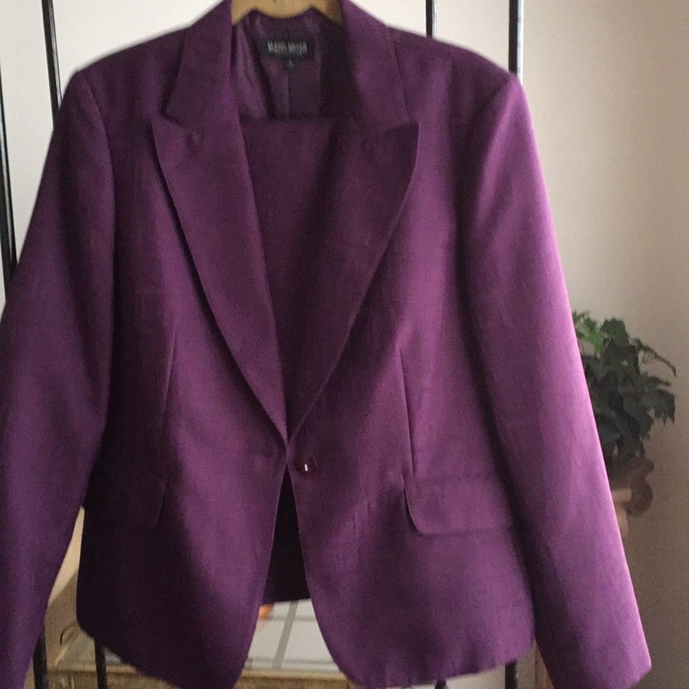 Skirt suit